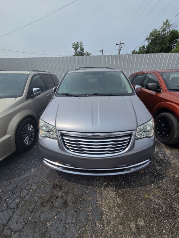 2013 Chrysler Town & Country Image 4