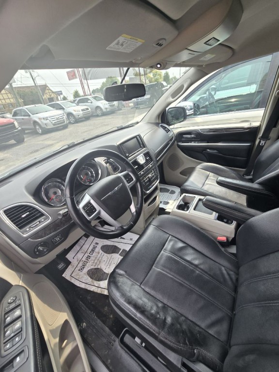 2013 Chrysler Town & Country Image 5