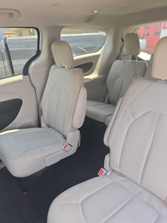 2017 Chrysler Pacifica Image 6