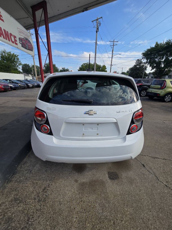 2015 Chevrolet Sonic Image 2