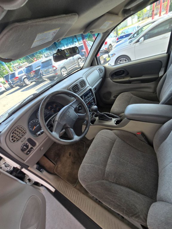 2004 Chevrolet Trailblazer Image 2