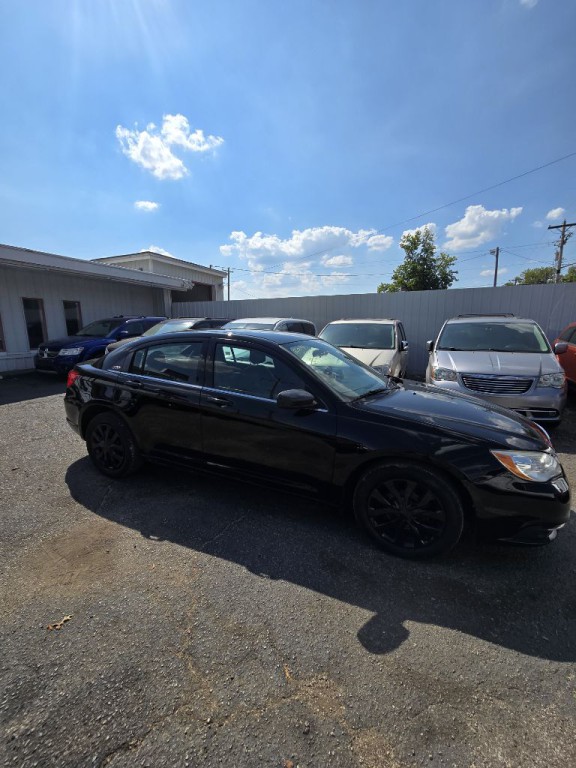 2014 Chrysler 200 Image 2