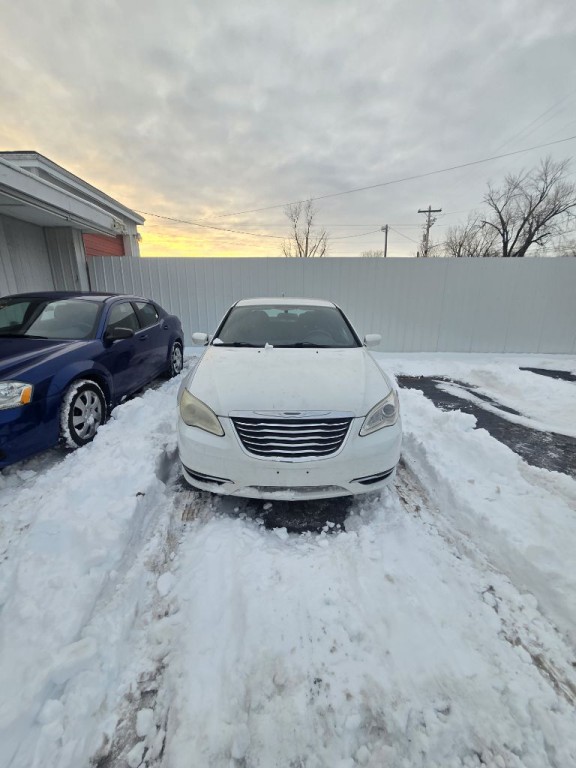 2012 Chrysler 200 Image 1