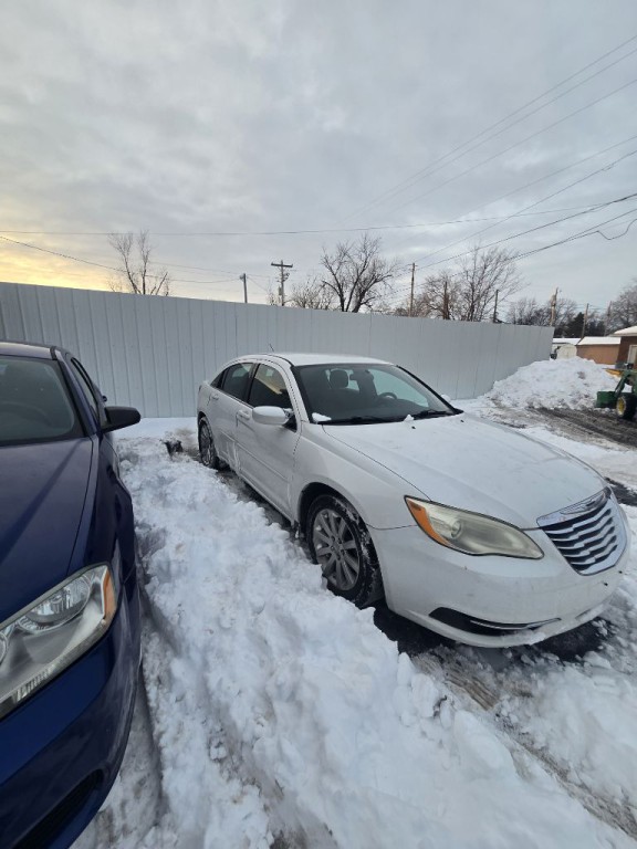 2012 Chrysler 200 Image 2