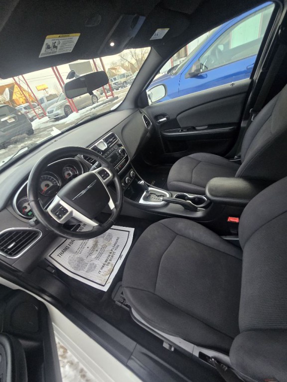 2012 Chrysler 200 Image 4
