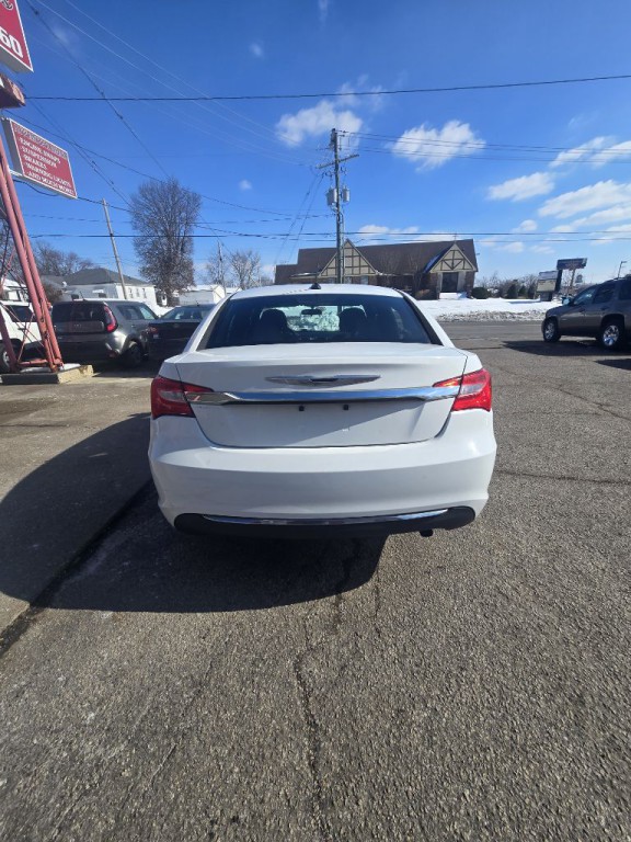 2012 Chrysler 200 Image 9