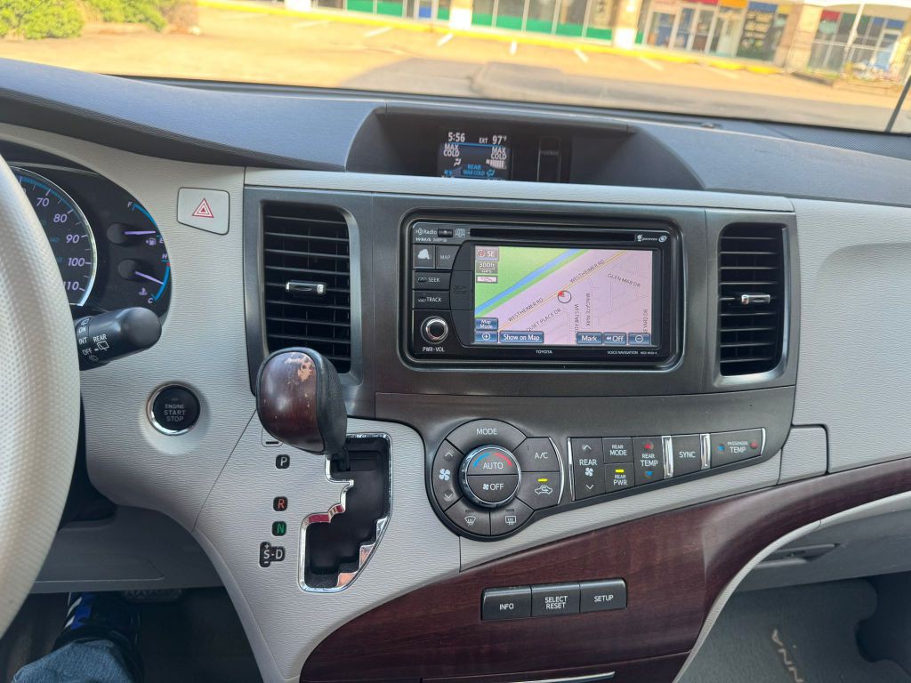 2013 Toyota Sienna Image 22