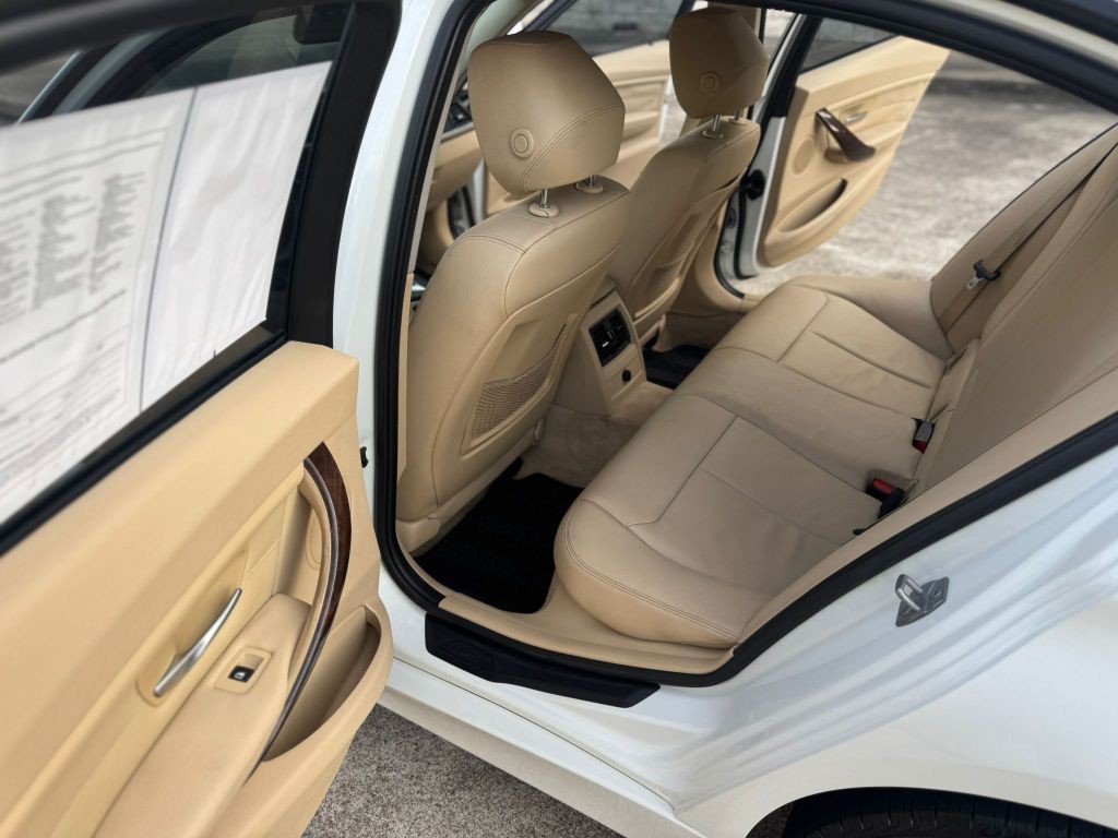 2014 BMW 3 Series Image 11