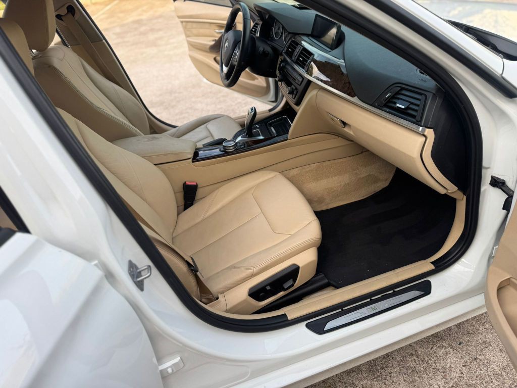 2014 BMW 3 Series Image 17