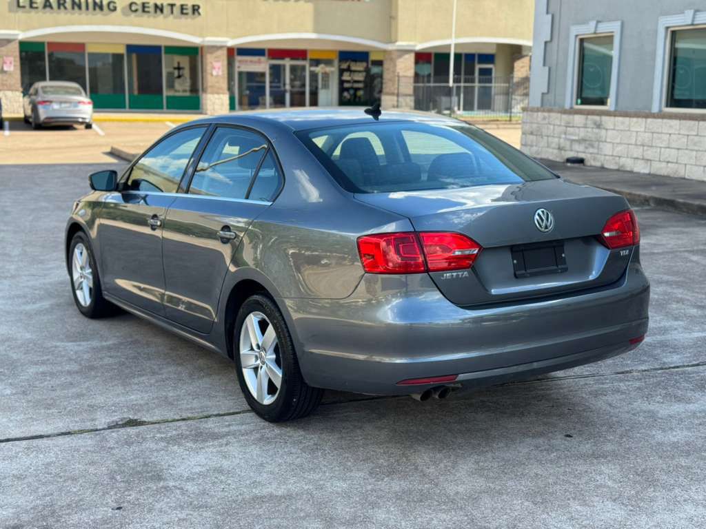 2013 Volkswagen Jetta Image 2
