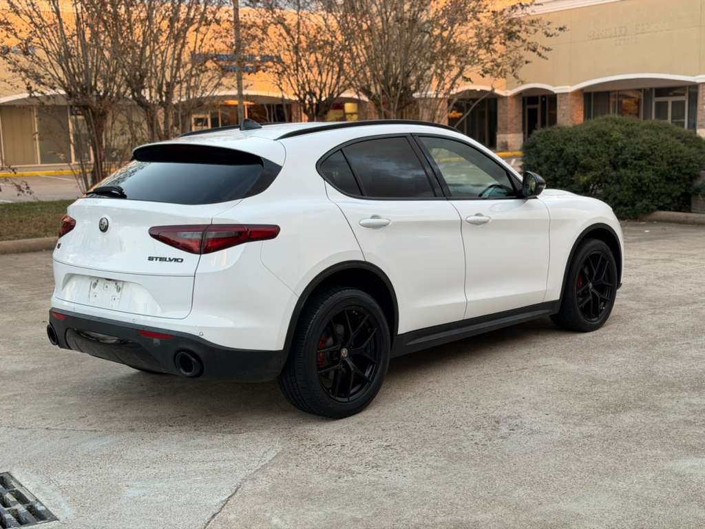 2018 Alfa Romeo Stelvio Image 2