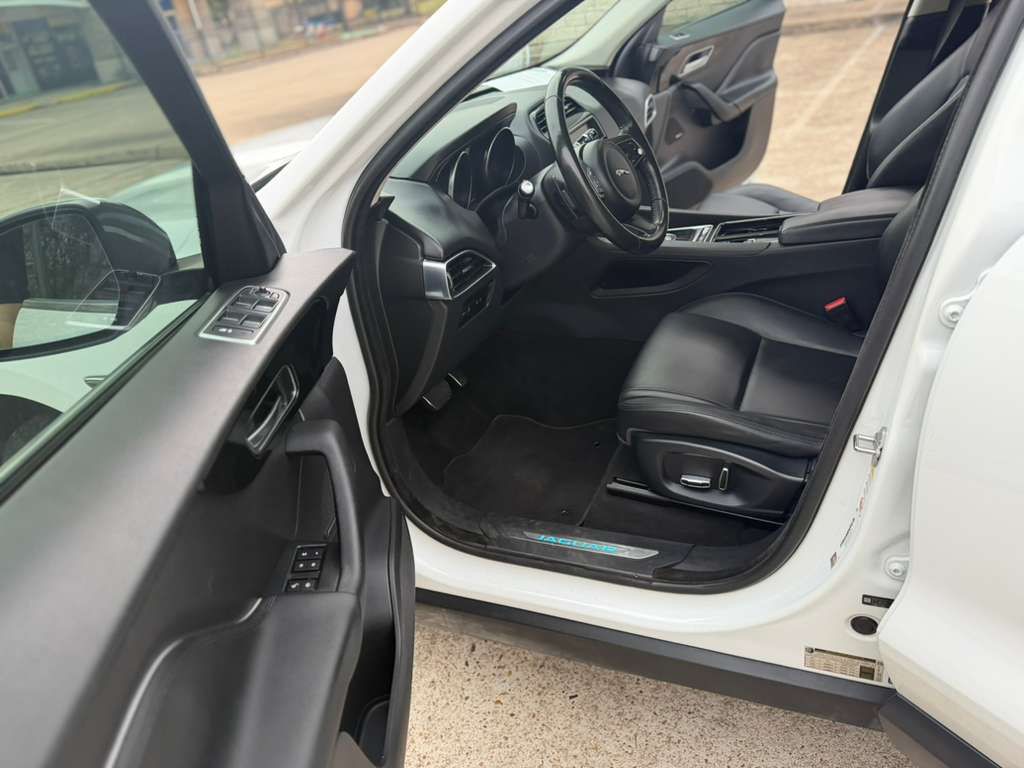 2019 Jaguar F-PACE Image 12