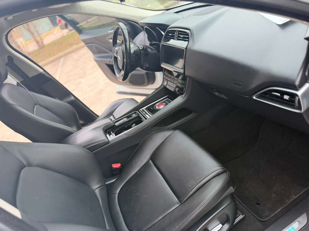 2019 Jaguar F-PACE Image 14