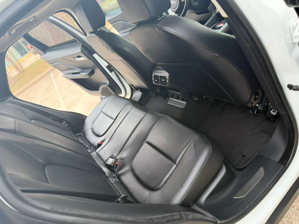 2019 Jaguar F-PACE Image 15