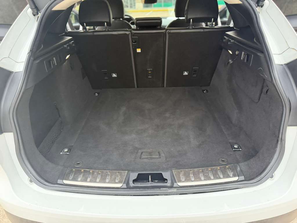 2019 Jaguar F-PACE Image 16