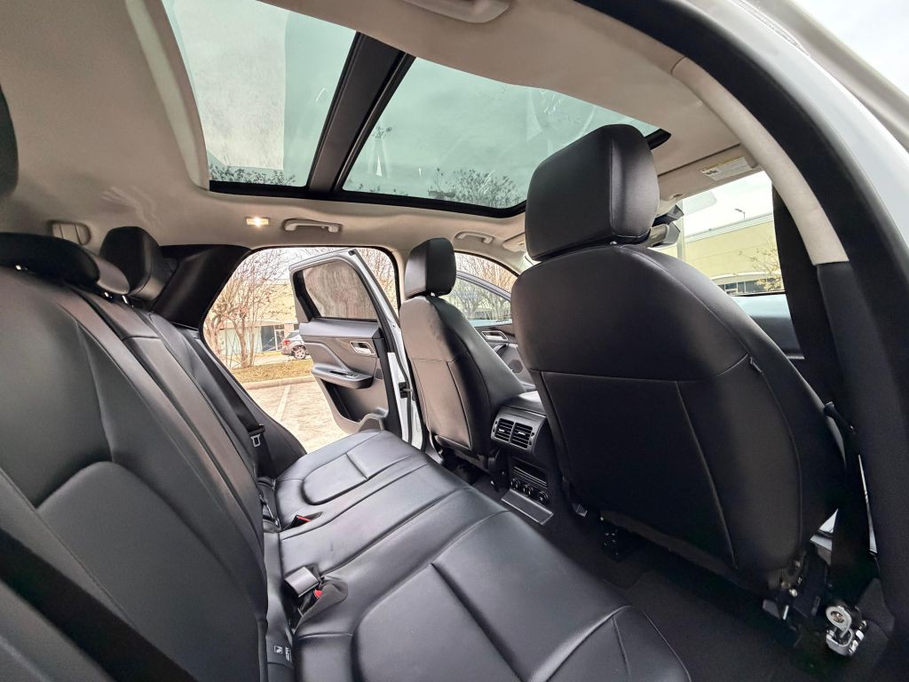 2019 Jaguar F-PACE Image 17