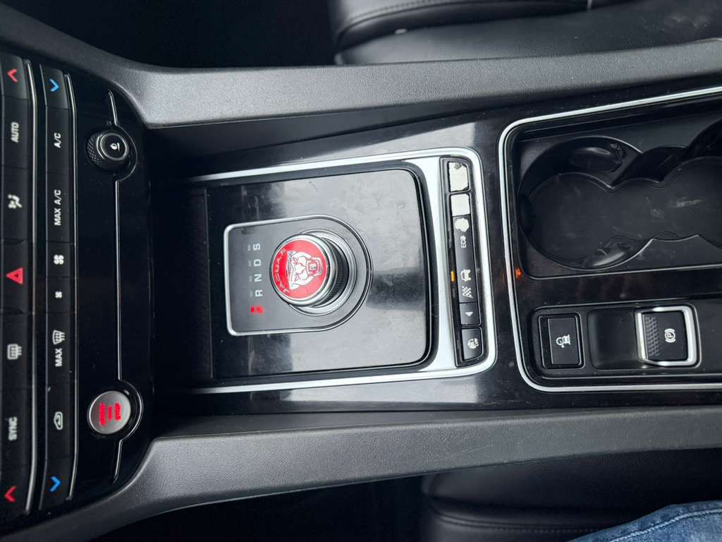 2019 Jaguar F-PACE Image 22