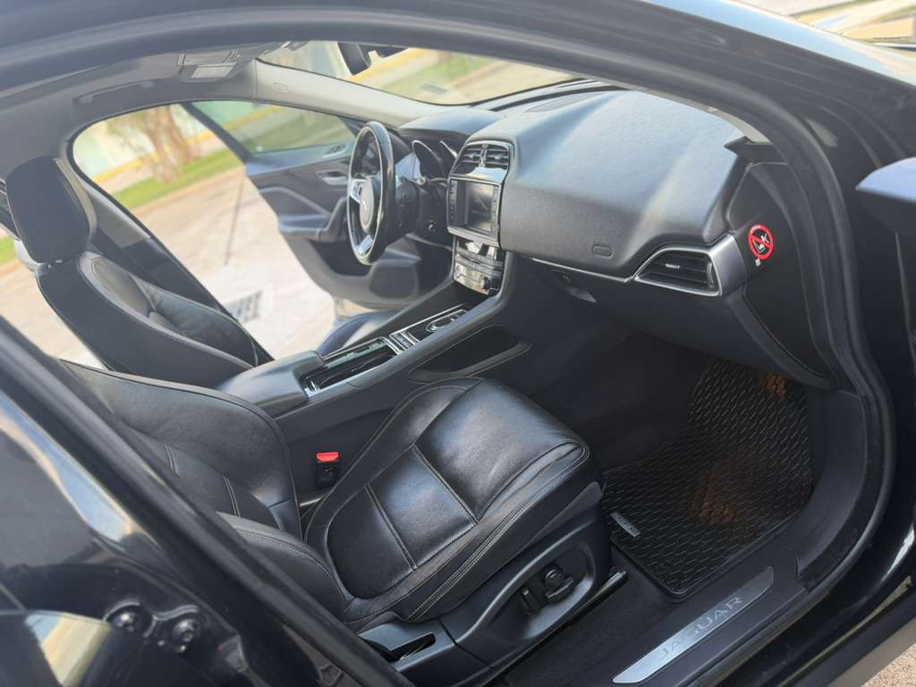 2018 Jaguar F-PACE Image 15