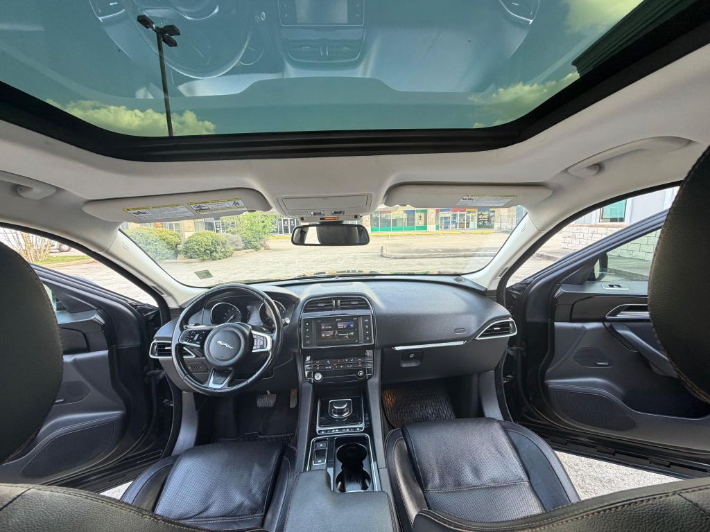 2018 Jaguar F-PACE Image 17