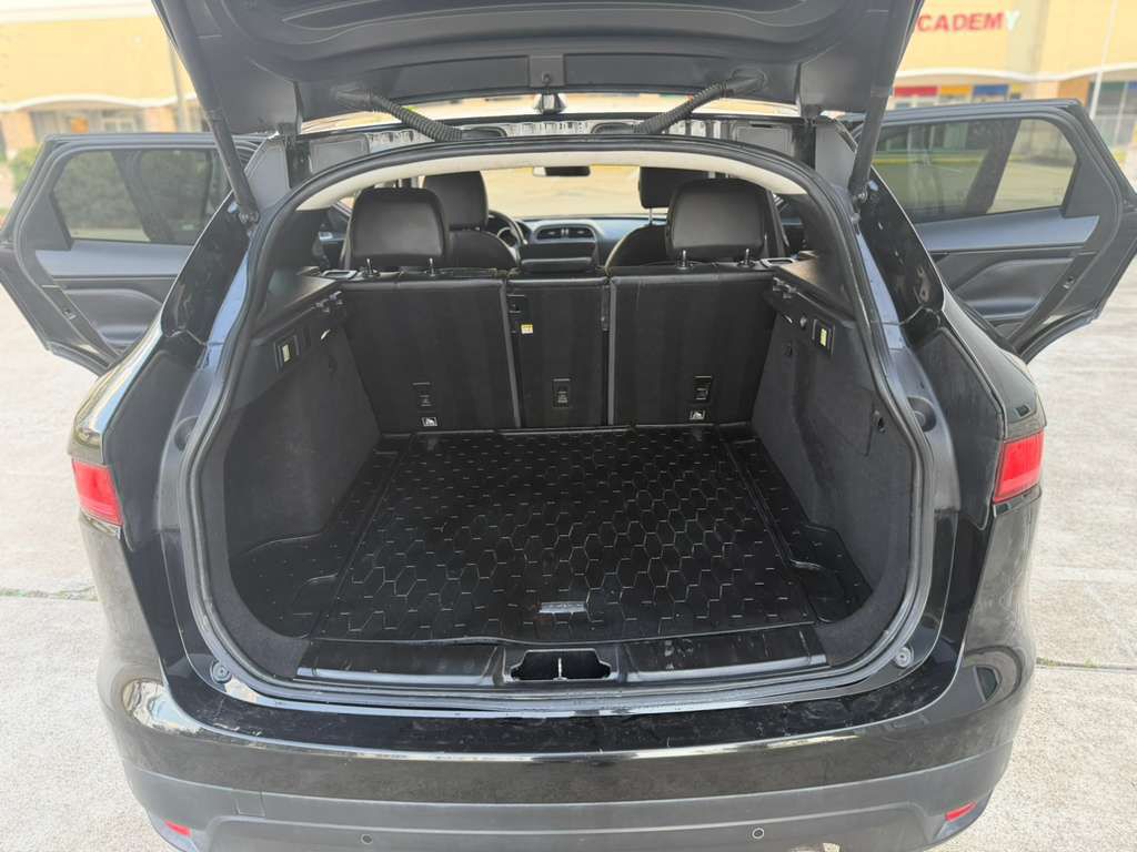 2018 Jaguar F-PACE Image 19