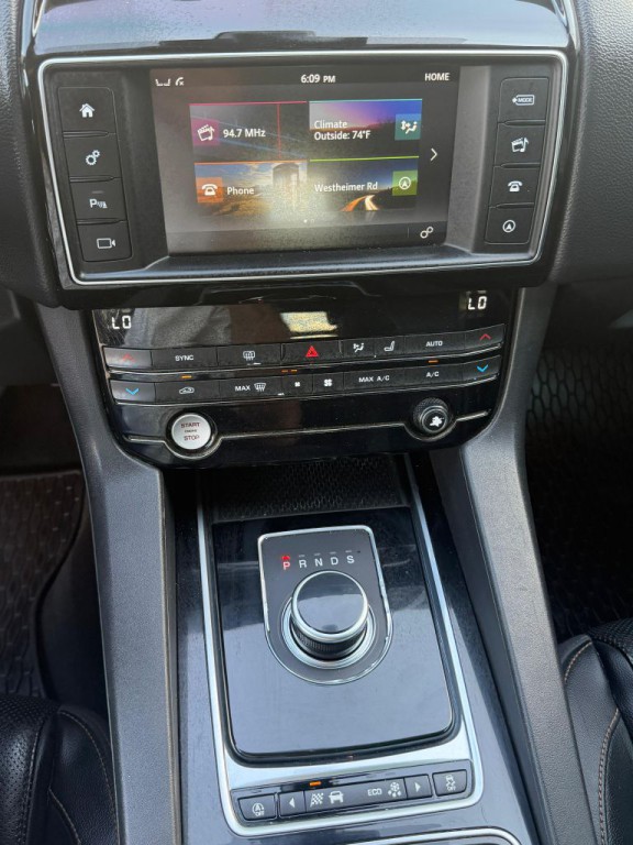 2018 Jaguar F-PACE Image 21