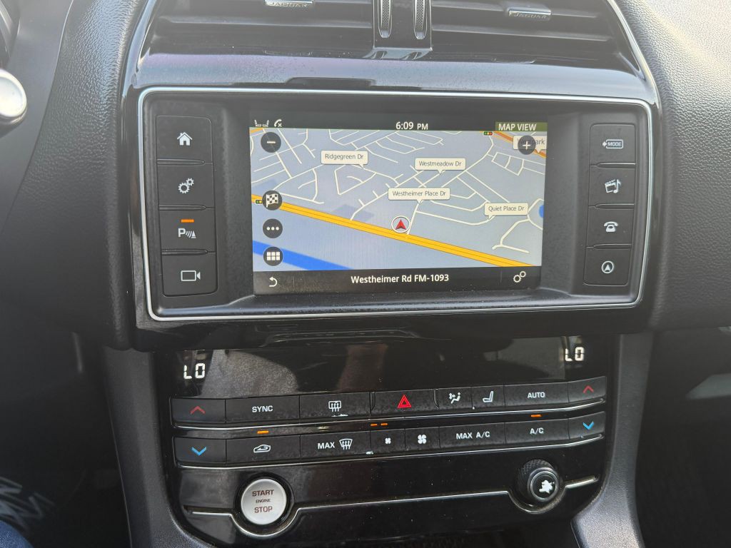 2018 Jaguar F-PACE Image 23