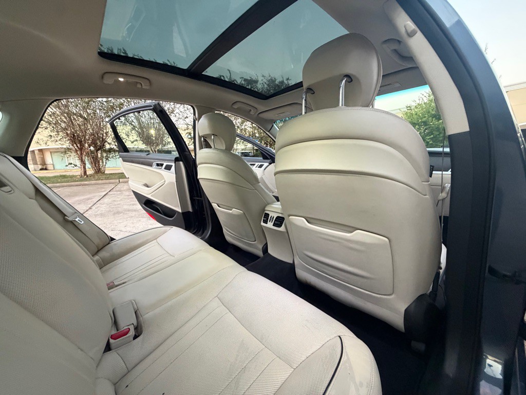 2016 Hyundai Genesis Image 16