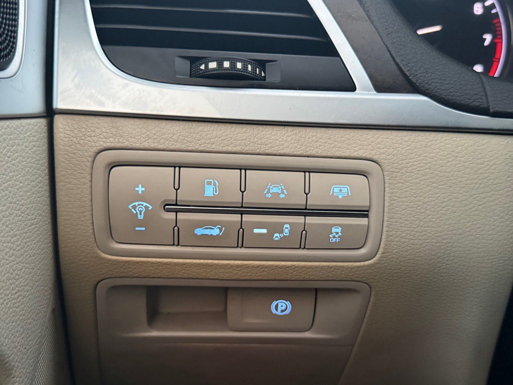 2016 Hyundai Genesis Image 23