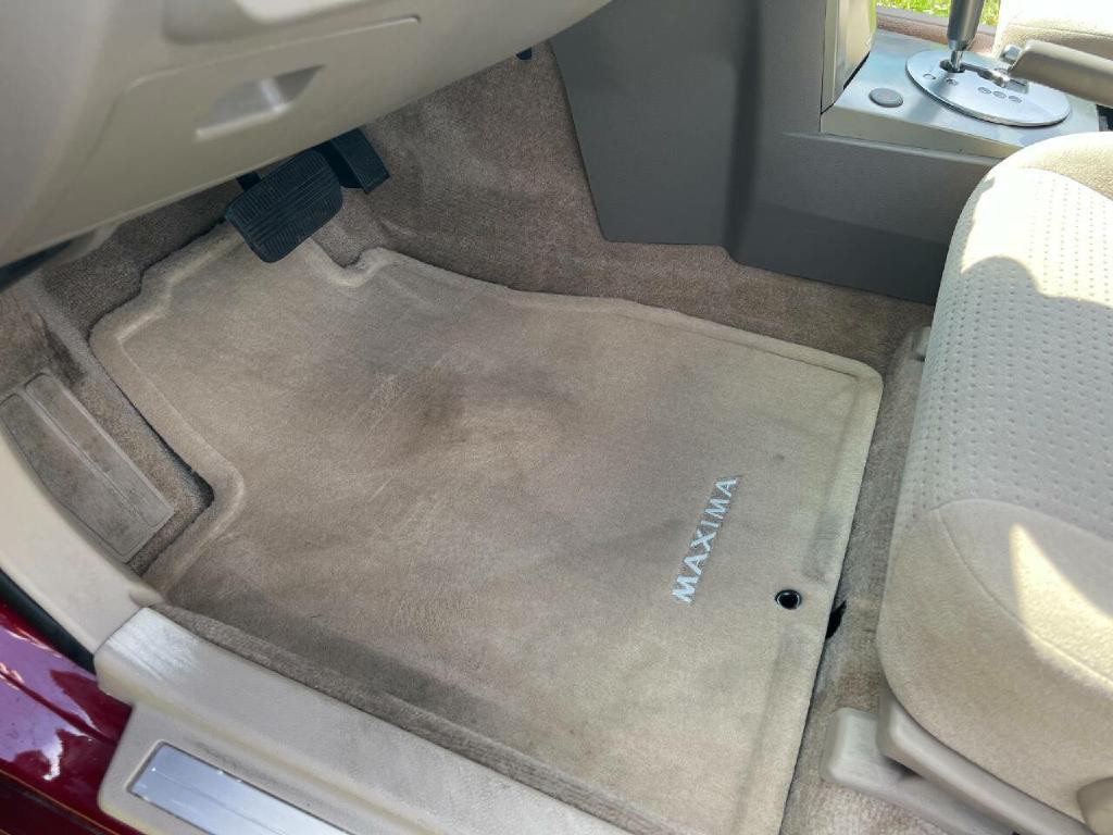 2004 Nissan Maxima Image 18