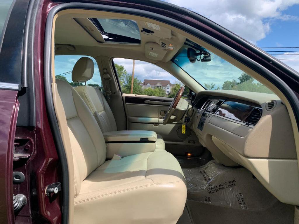 2006 Lincoln Town Car Image 10