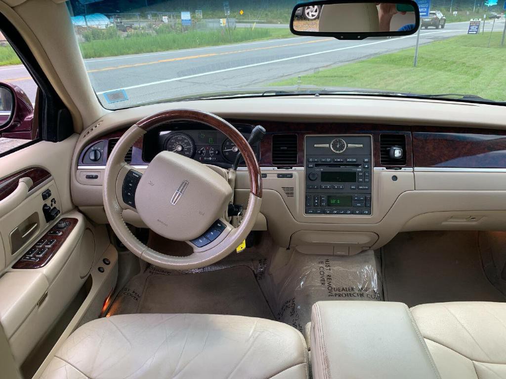 2006 Lincoln Town Car Image 13