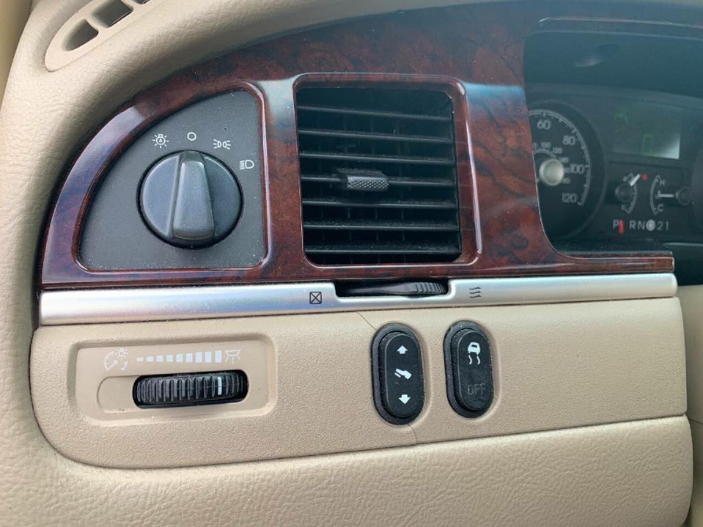 2006 Lincoln Town Car Image 29