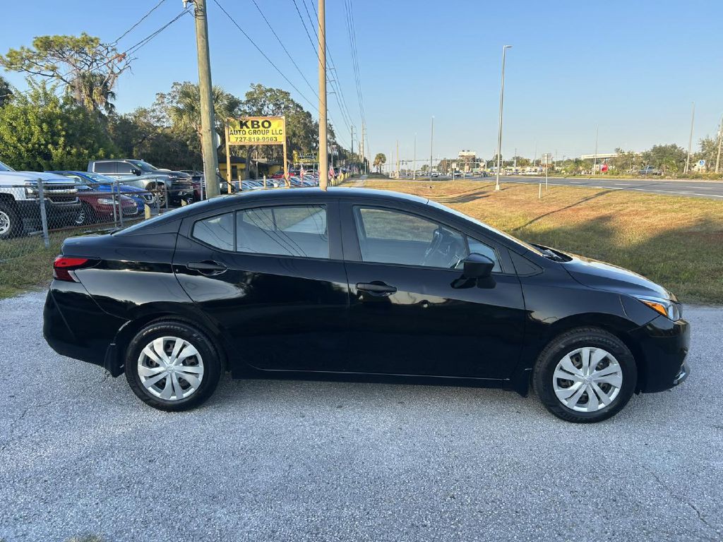 2022 Nissan Versa Image 2