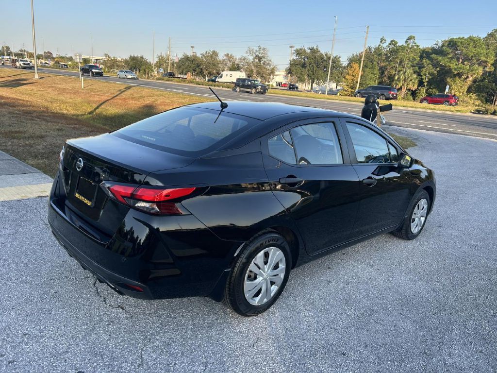 2022 Nissan Versa Image 3