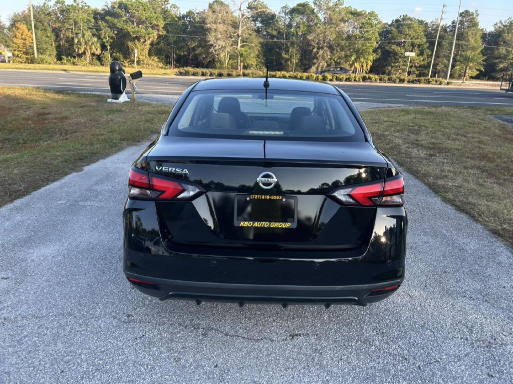 2022 Nissan Versa Image 4