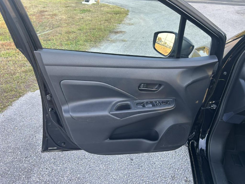 2022 Nissan Versa Image 15