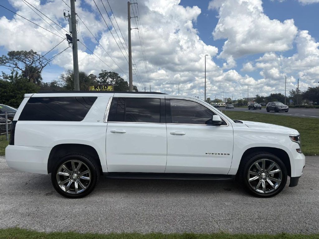 2017 Chevrolet Suburban Image 3