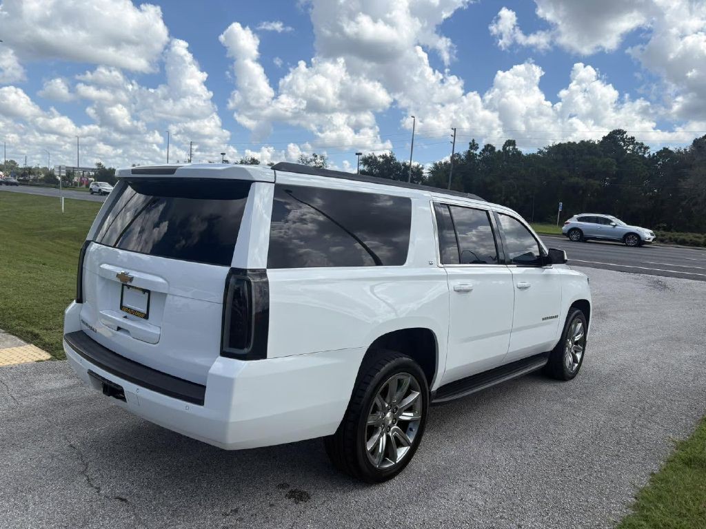 2017 Chevrolet Suburban Image 4