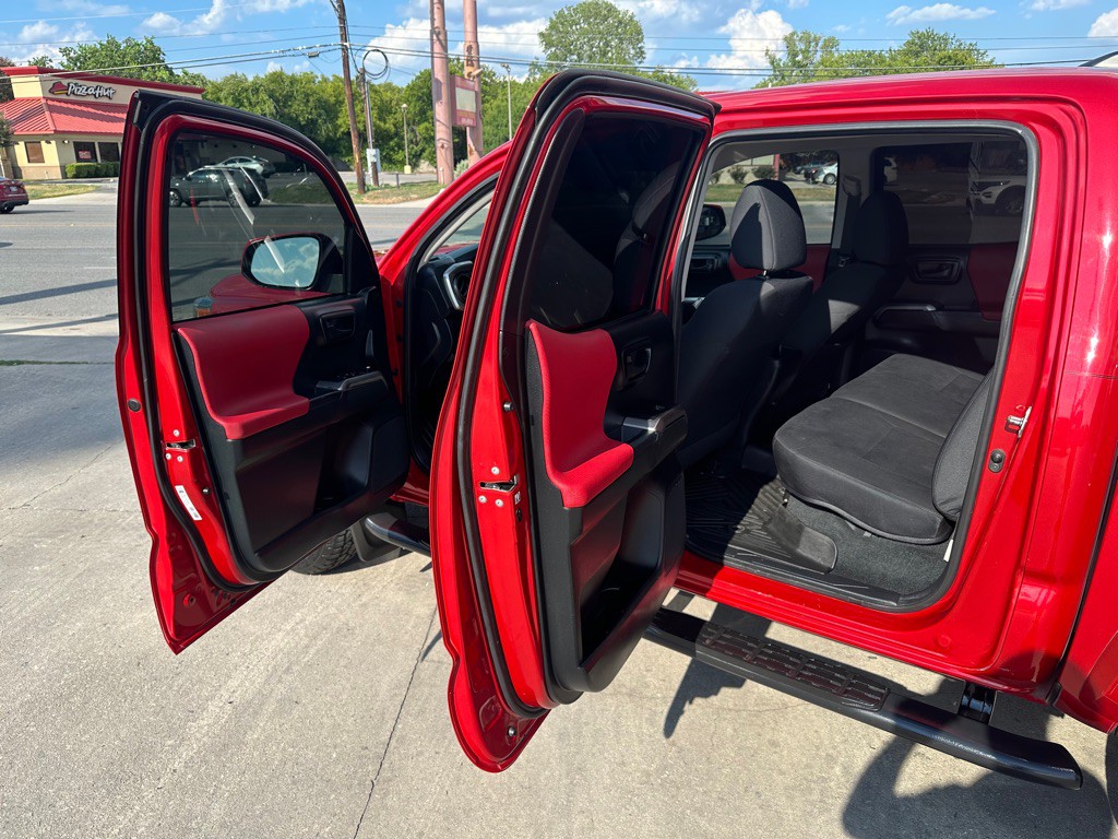 2017 Toyota Tacoma Image 8