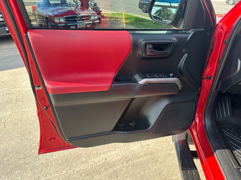 2017 Toyota Tacoma Image 9