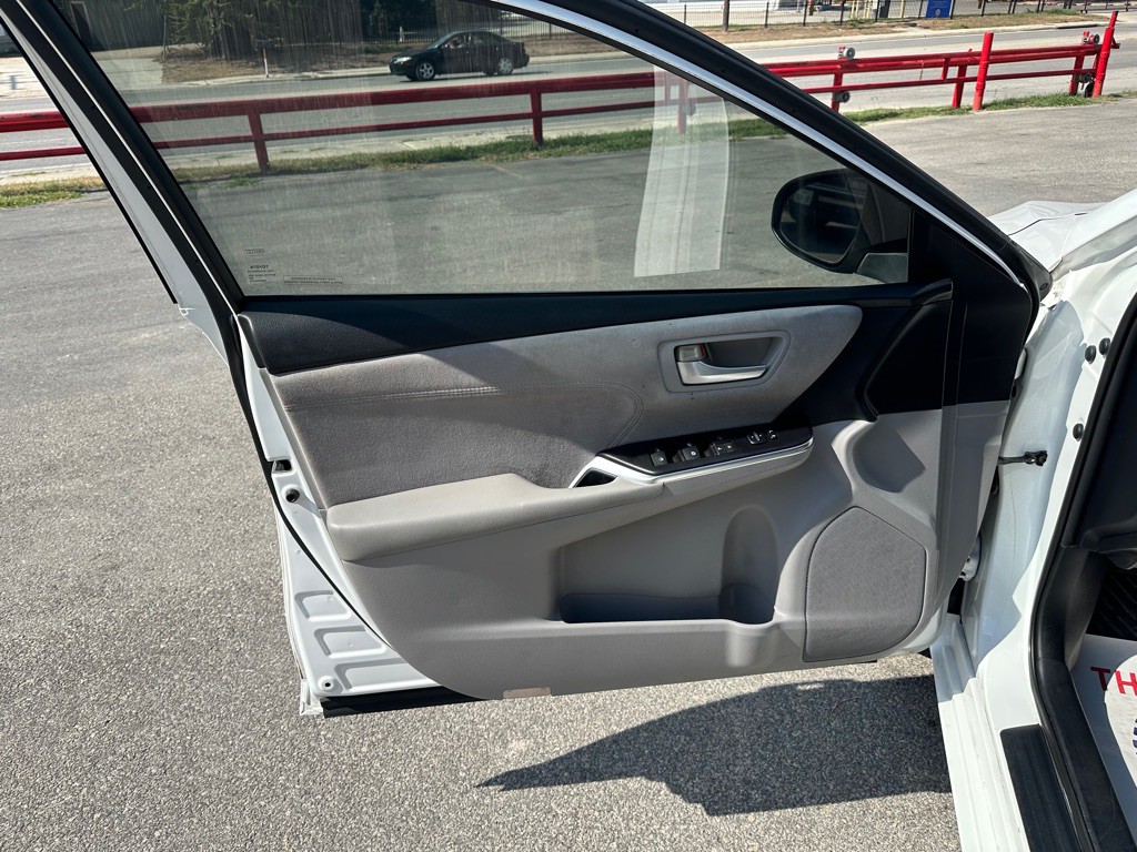 2016 Toyota Camry Image 8