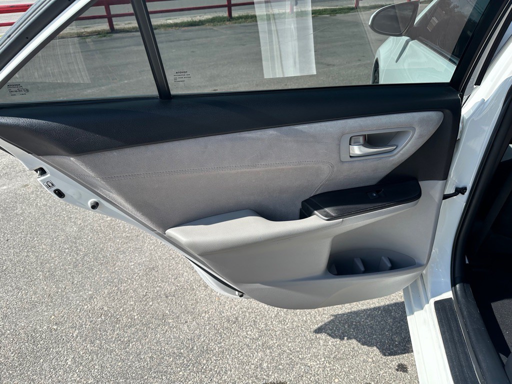 2016 Toyota Camry Image 9