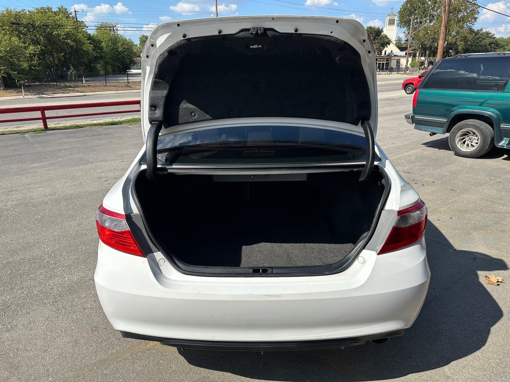2016 Toyota Camry Image 18