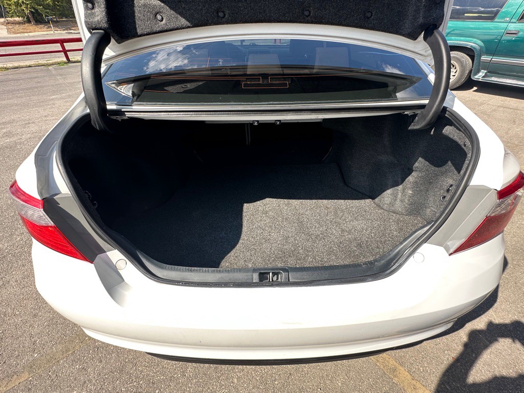 2016 Toyota Camry Image 19