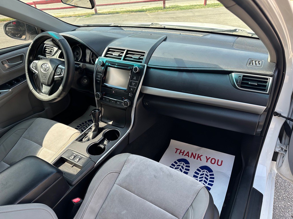 2016 Toyota Camry Image 21