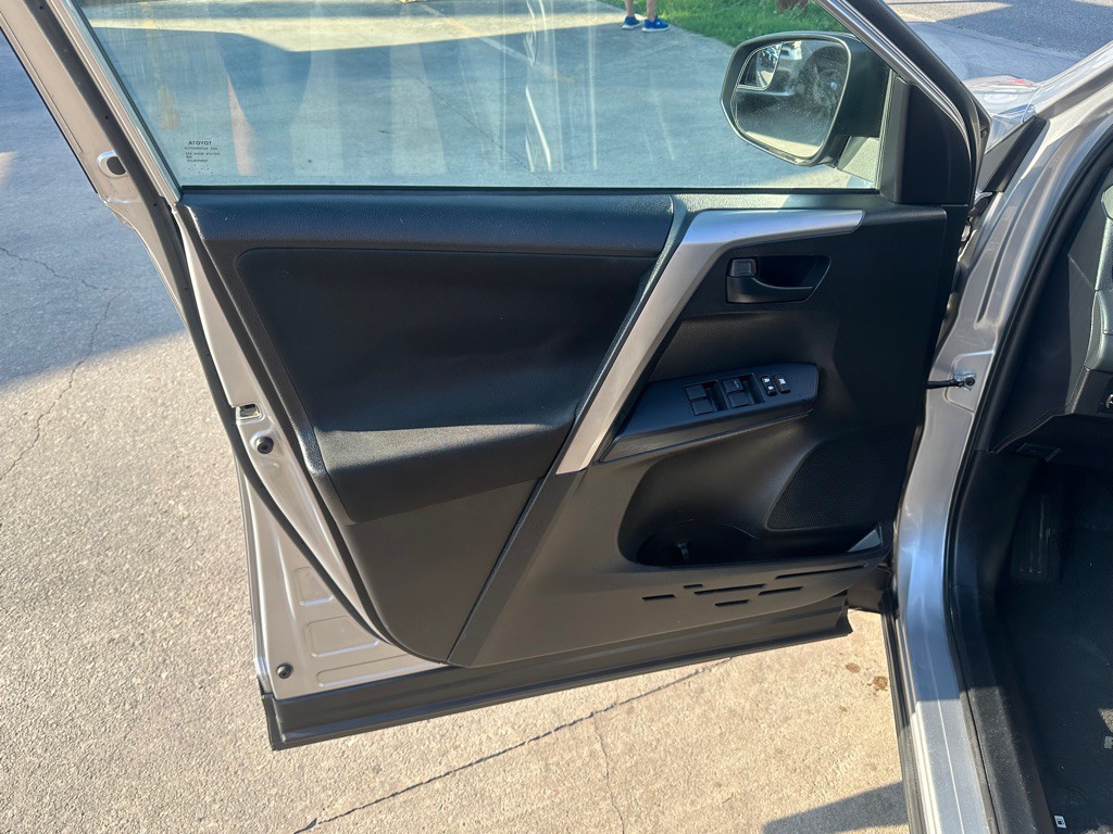 2016 Toyota Rav4 Image 9