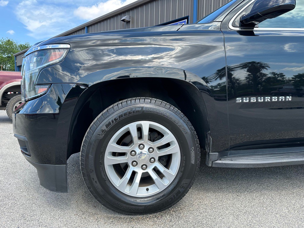 2020 Chevrolet Suburban Image 2