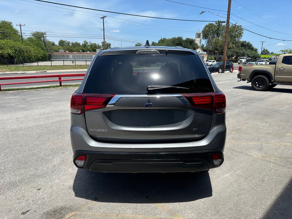 2020 Mitsubishi Outlander Image 3