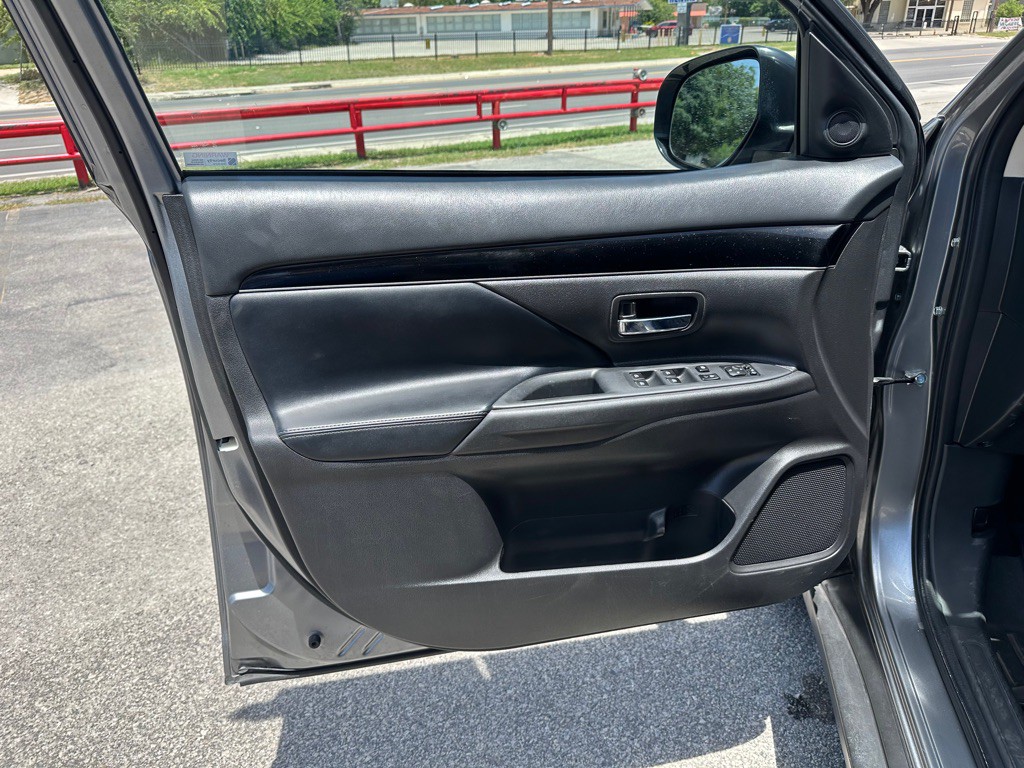 2020 Mitsubishi Outlander Image 7