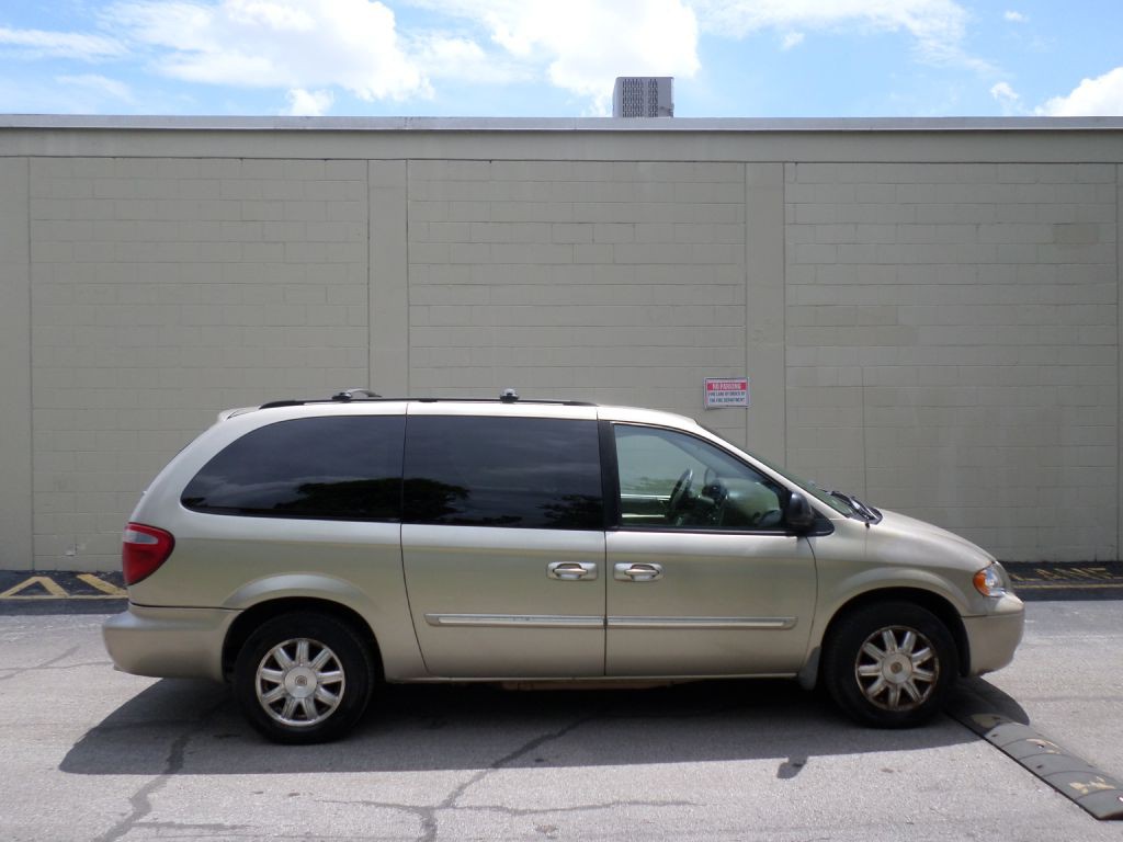 2007 Chrysler Town & Country Image 1